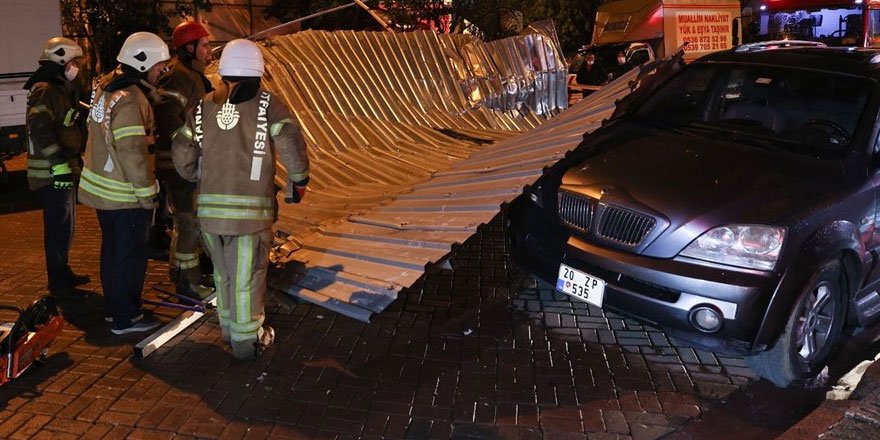 İstanbul'da fırtına etkili oldu! Çatılar uçtu, ağaçlar devrildi