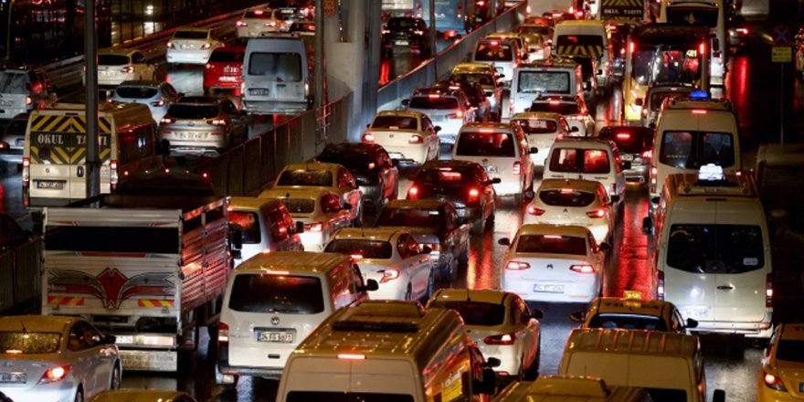 İstanbul'da kısıtlama öncesi trafik kilitlendi