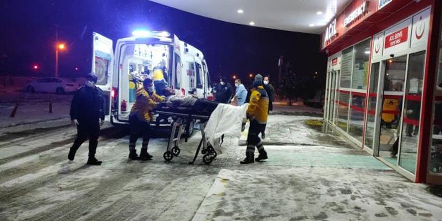 Yolcu otobüsü otomobile çarptı: 5 ölü, 38 yaralı