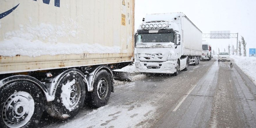 Balıkesir-Bursa karayolunda kar esareti