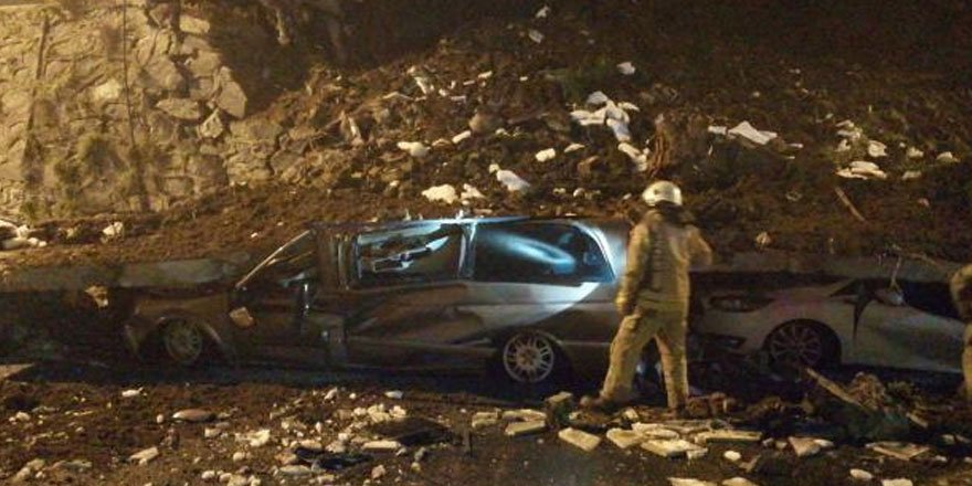 İstanbul'da istinat duvarı çöktü, 4 araç kullanılamaz hale geldi