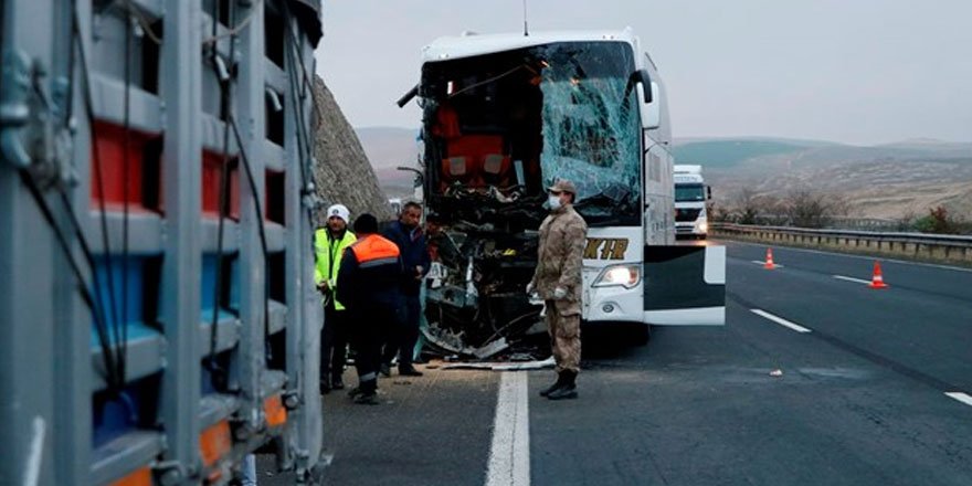 Şanlıurfa'da yolcu otobüsü TIR'a arkadan çarptı: 3 ölü, 41 yaralı