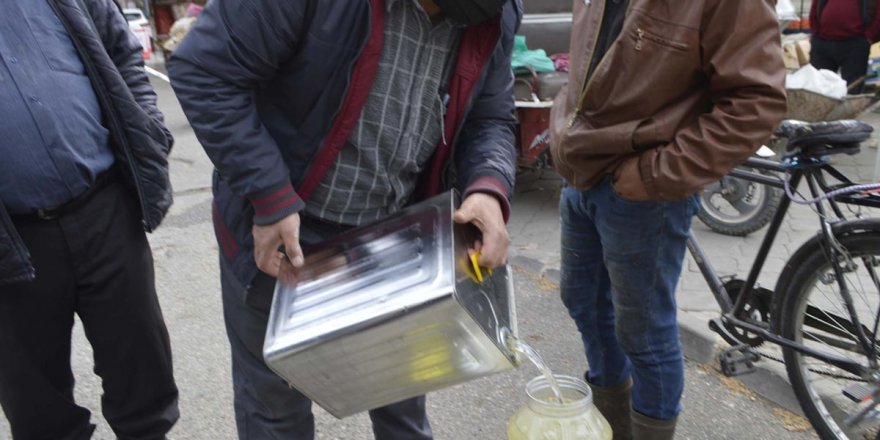 350 lira verip 34 litre zeytinyağı yağa alan vatandaş eve gidince şok oldu