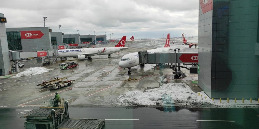 İstanbul Havalimanı'nda Buzlanmaya Karşı Önlemler Sürüyor