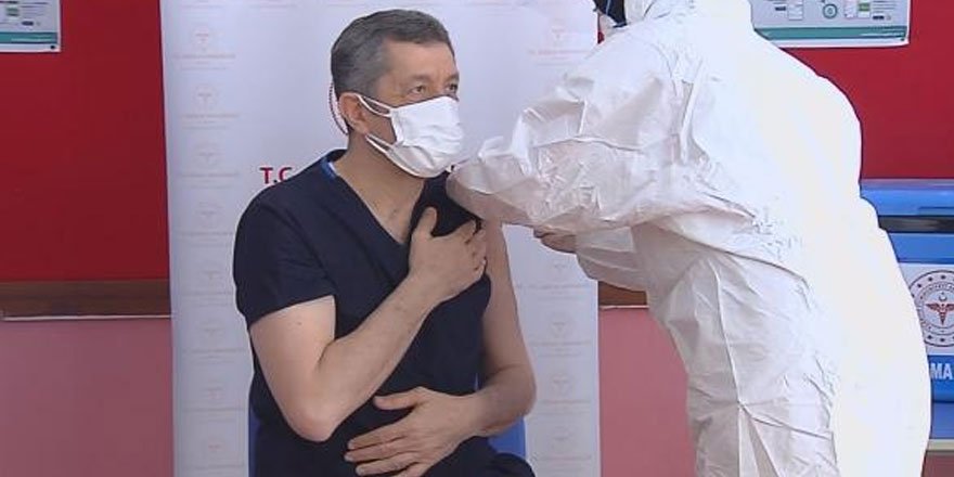 İlk aşıyı Milli Eğitim Bakanı Selçuk oldu
