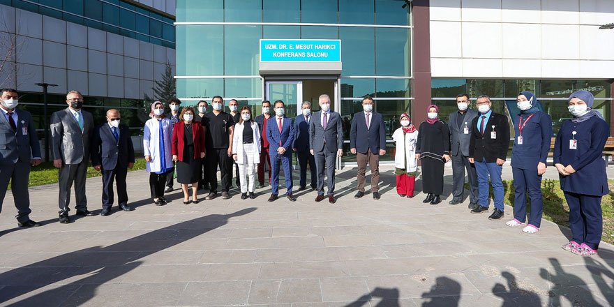 Başkan Şahin, ikinci doz aşısını olan yaşlı bireyleri hastanede ziyaret etti!