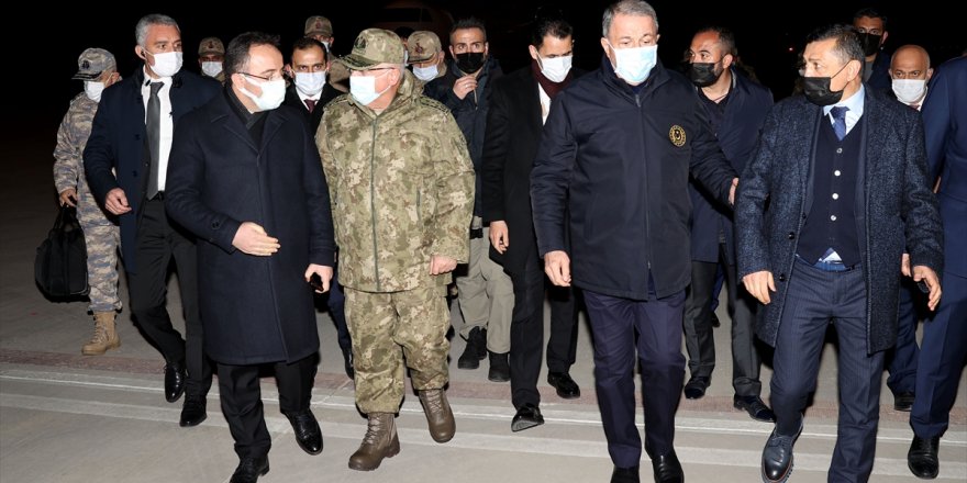 Bakan Akar, Tatvan'da Askeri Helikopterin Düşmesine İlişkin 8. Kolordu Komutanlığında Bilgi Alıyor