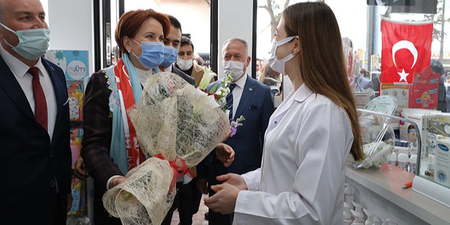 İYİ Parti Genel Başkanı Meral Akşener, Çanakkale'de esnaf ziyaretinde bulundu