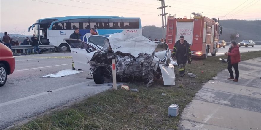 Akçakoca'da korkunç kaza: Otobüs ile otomobil çarpıştığı kazada 3 ölü, 11 yaralı var