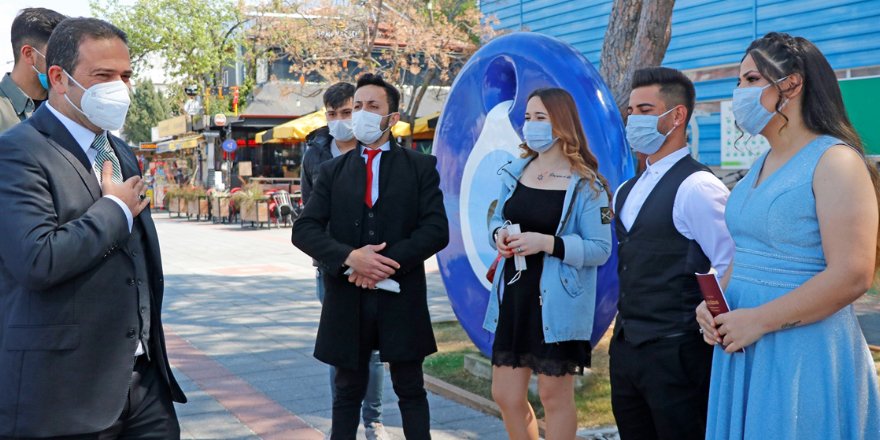 Fethiye Kaymakamı Eyüp Fırat, yeni evlenen çifte maske hediye etti