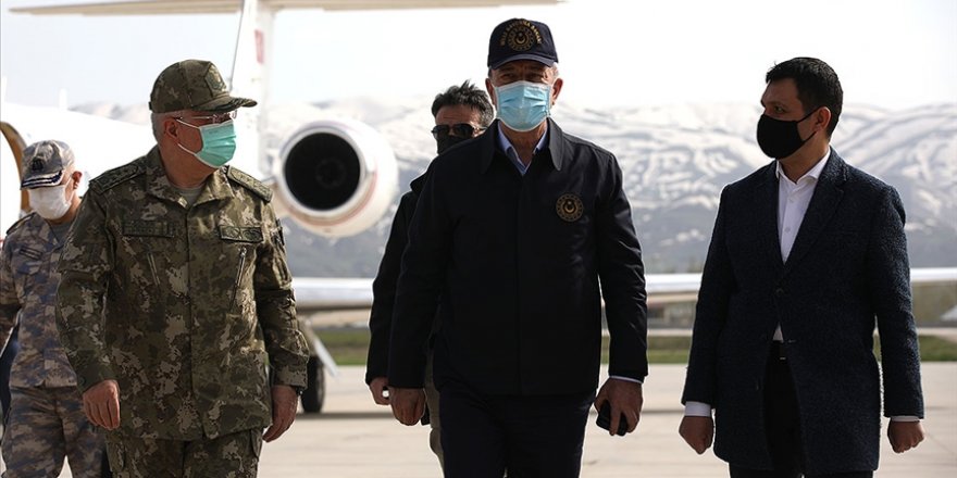 Savunma Bakanı Akar ve TSK komuta kademesi Pençe-Yıldırım Operasyonu'nun harekat merkezini ziyaret etti