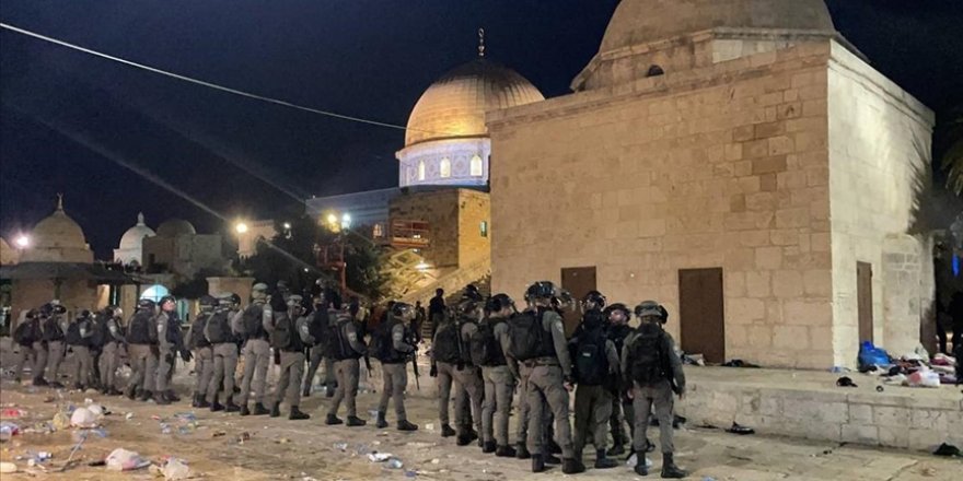 İsrail polisinin Mescid-i Aksa’da namaz kılan cemaate saldırısında 53 Filistinli yaralandı