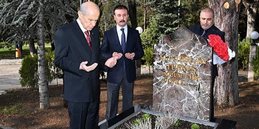 MHP Genel Başkanı Bahçeli, Alparslan Türkeş'in kabrini ziyaret etti