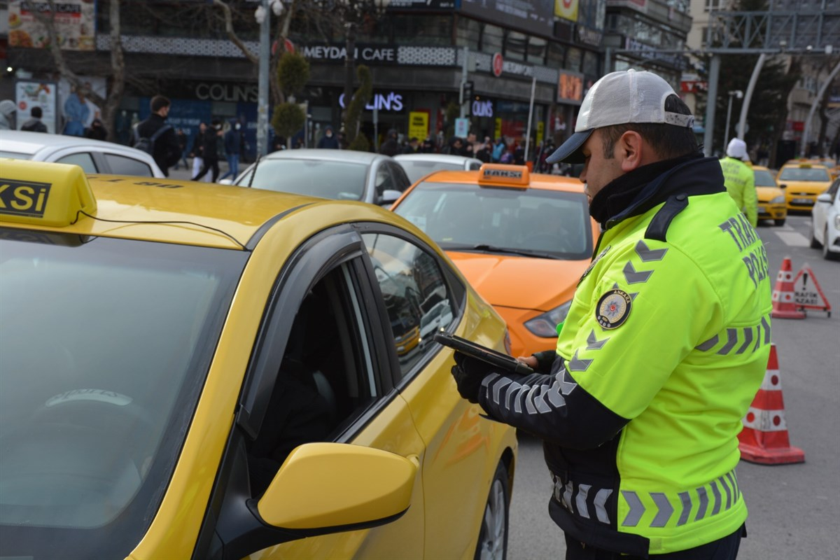 Direksiyon Başında Çay İçen Taksici Kesilen Cezaya İsyan Etti