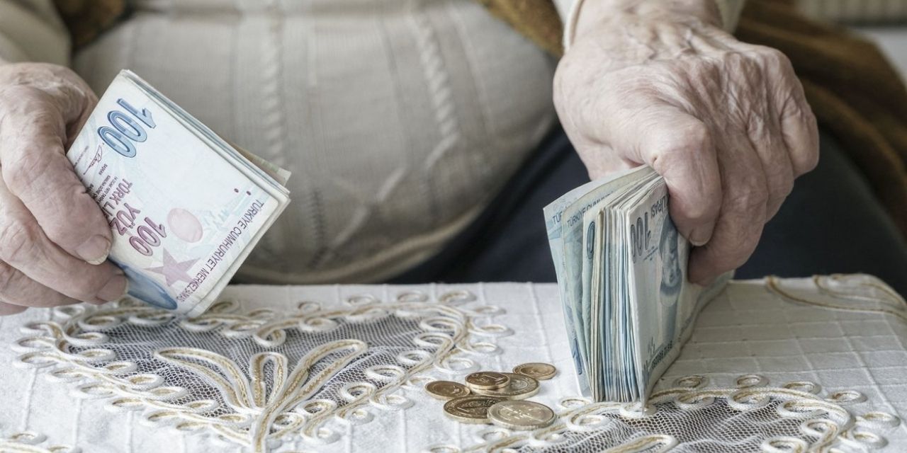 Emeklileri sevindiren yeni haber geldi! 10500 TL hesaplara yatacak