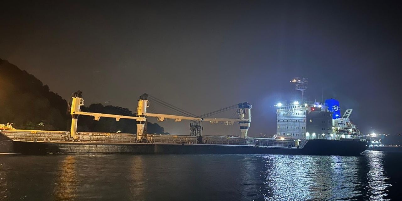 Ukrayna'dan İstanbul'a hareket eden yük gemisi Boğaz'da karaya oturdu