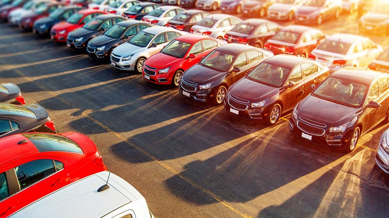 Ünlü ekonomistten sıfır ve 2.el araç fiyatları tahmini geldi! Düşecek diye bekleyenlere kötü haber