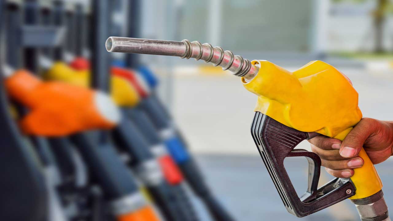 Sürücüler sakın almayın o saati bekleyin! Akaryakıt fiyatları benzin ve motorine çifte indirim açıklandı