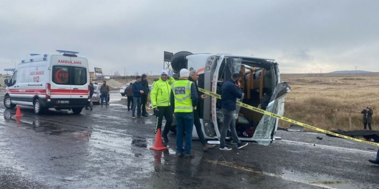Niğde'de minibüs devrildi: 1 ölü, 27 yaralı