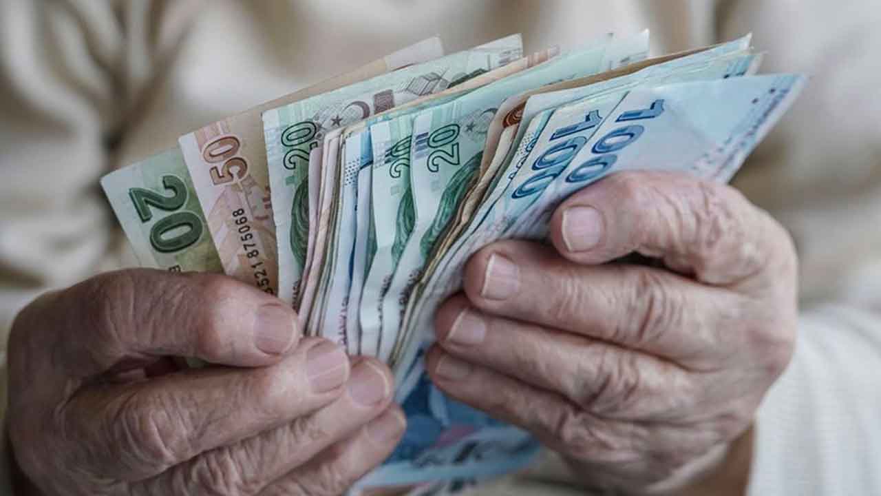 Torununa bakan anneanneye babaanneye maaş! Bunu yapan PTT üzerinden torun bakım parası bakma maaşı alacak