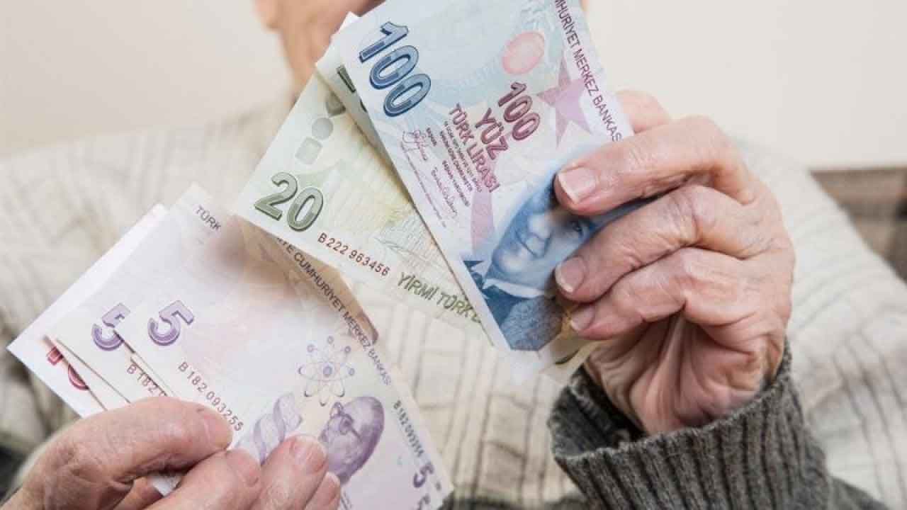 65 yaş üstü yakını olanlara duyuruldu! Akrabasına bakana devlet aylık 4.330 TL maaş ödeyecek