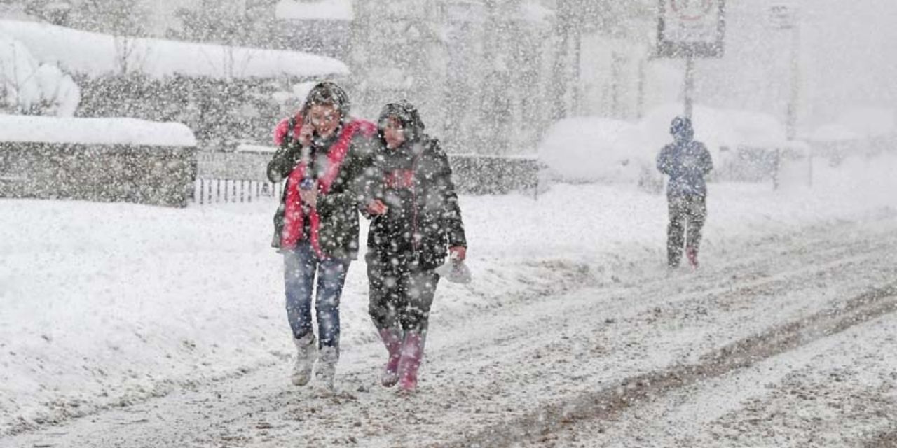 Meteoroloji 20 il için sarı ve turuncu kod uyarısı yaptı! Kar hafta sonu geri geliyor! Okulların tatil süresi uzayacak mı?