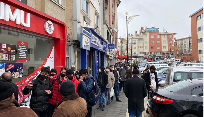 Erzurum'da kar altında beklenen ucuz et kuyruğu gündem oldu!