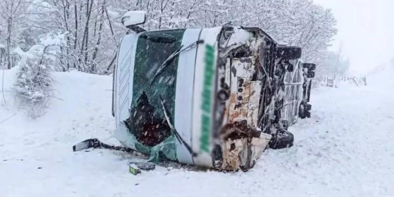 Yolcu otobüsü devrildi: 30 kişi yaralandı