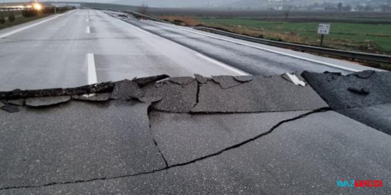 Gaziantep Adana yolu yarılırken araçları resmen yuttu!