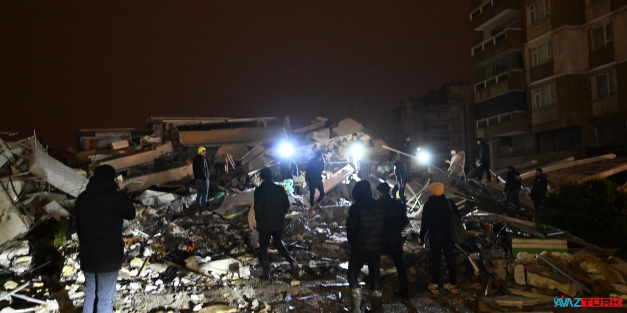 Depremin ardından 40 saat sonra bir çift ile ikiz bebekleri enkazdan kurtarıldı!