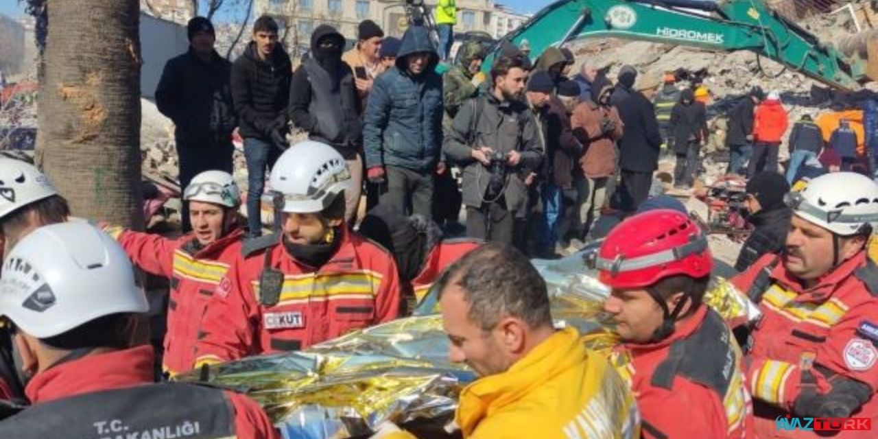 Depremden 55 saat sonra elinde tuttuğu muhabbet kuşuyla çıkarıldı!