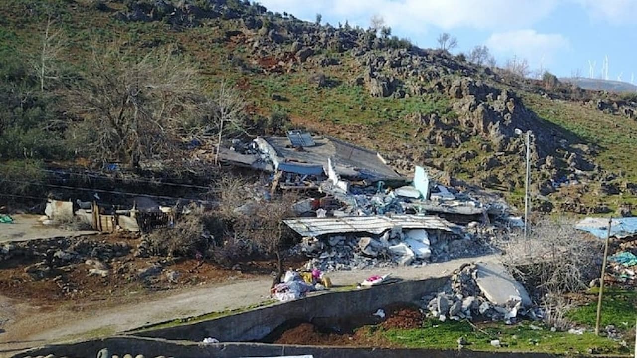 Gaziantep’te depremden dolayı dağdan düşen kayalar can aldı!