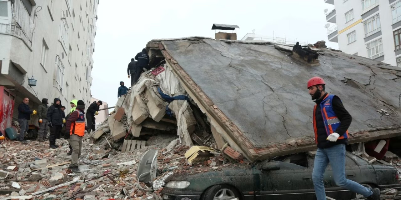 Enkaz altından çıkarılan kişiye ne zaman su verilir? Enkaz altında en fazla kaç saat kalınabilir?