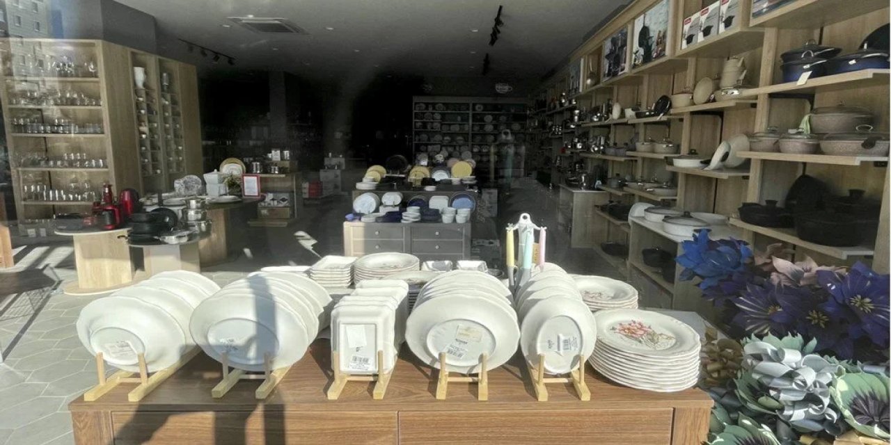 Kahramanmaraş'ta yer yerinden oynadı ama bu dükkanda çivi bile oynamadı!