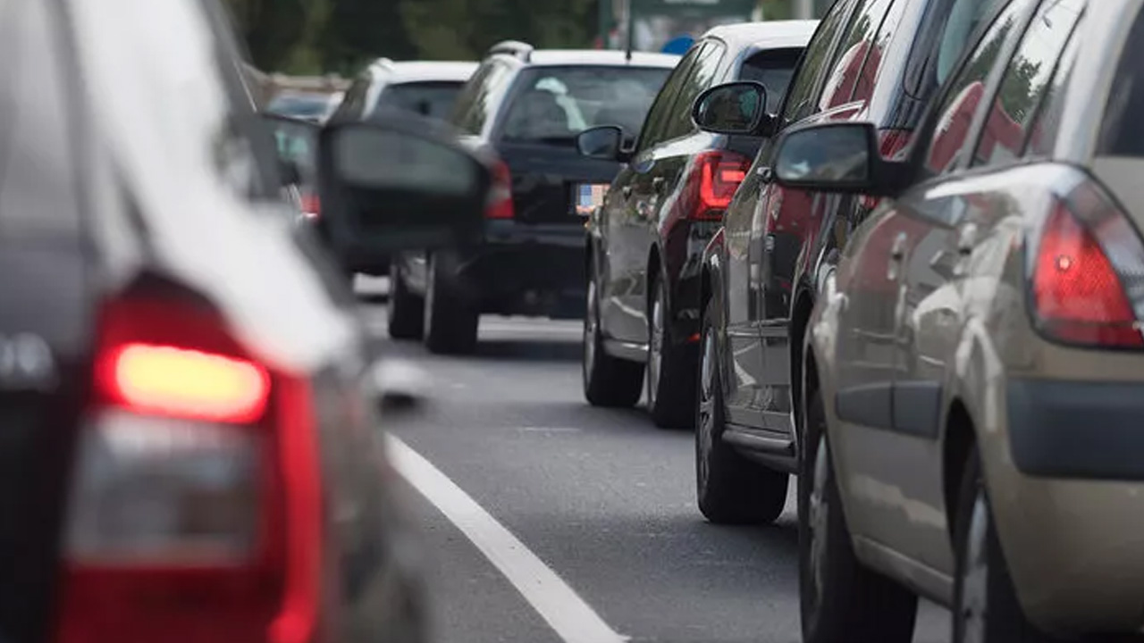 Birçok ehliyet sahibi etkilenecek: Belli oldu, hemen doğum tarihinize göre ehliyet yenileme tarihine bakın!