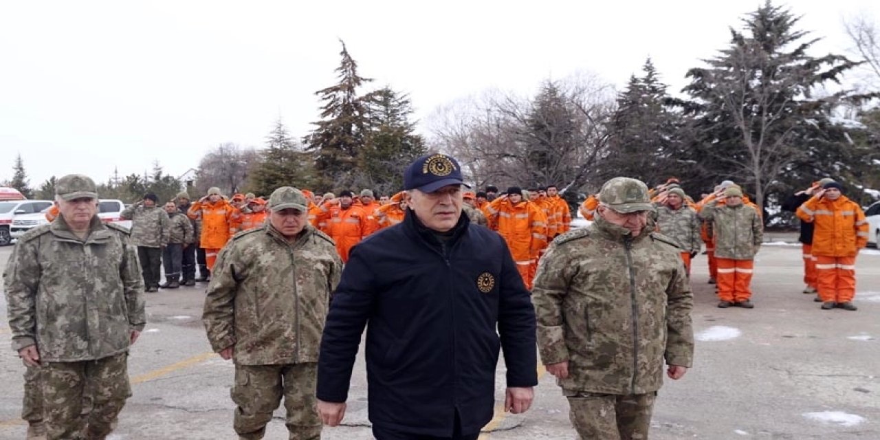 Milli Savunma Bakanı Akar 'asker depreme yetişemedi' sözlerine ateş püskürdü