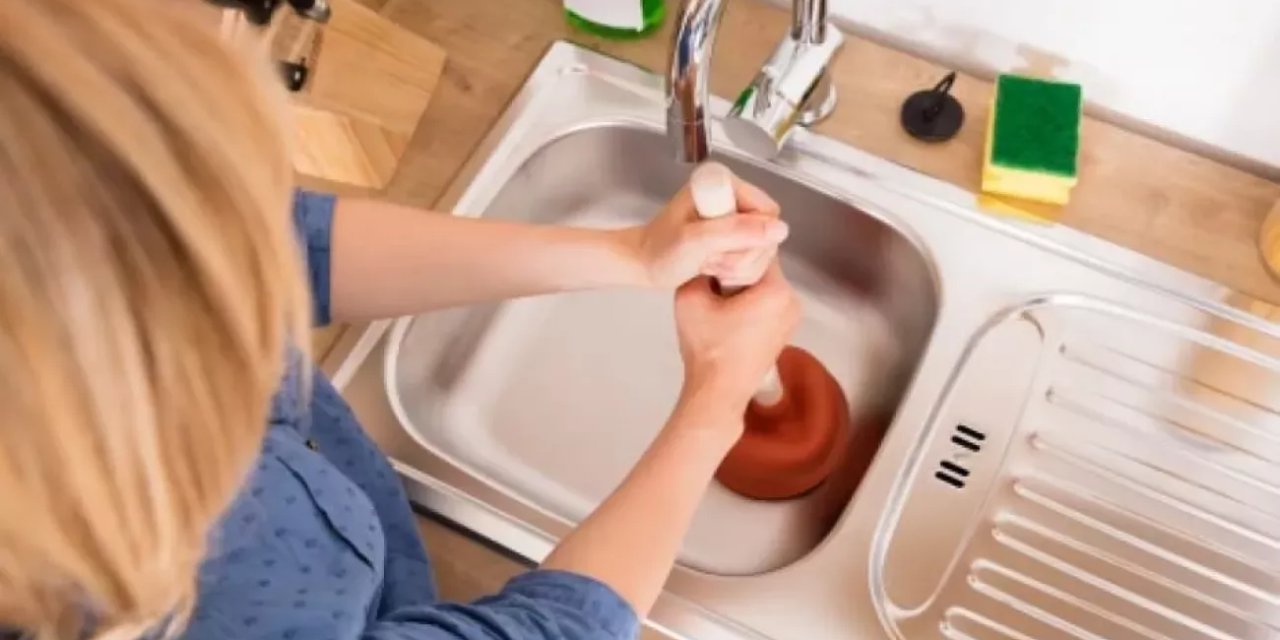 Kötü koku ve tıkanmış giderlere pratik çözüm! Bir kaşık tuz her şeyi çözecek!