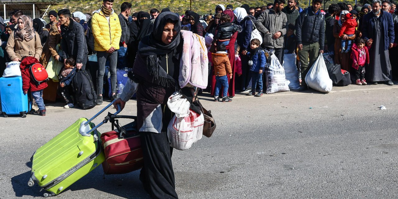 'Suriye'den Türkiye'deki deprem bölgelerine göç başladı' iddialarına Bakan Akar'dan 'tam tersi oluyor' açıklaması
