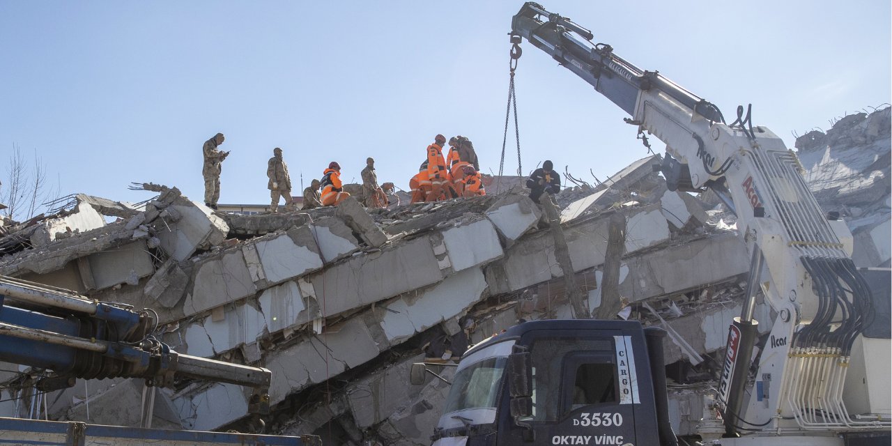 Enkaz kaldırma çalışmalarına dikkat! İleri vadede kansere sebep olabilir!