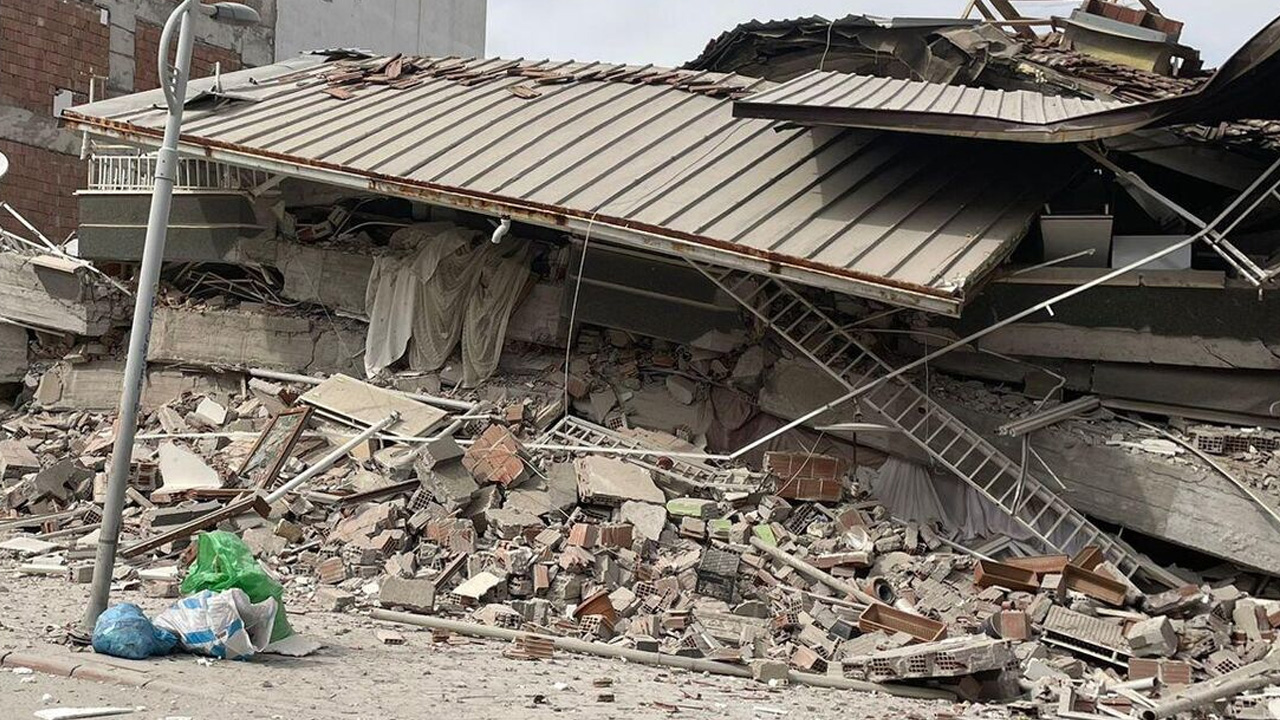 AFAD bugün açıkladı: 5,6 büyüklüğündeki deprem sonrası hayatını kaybeden ve yaralanan vatandaşların sayısı duyuruldu!