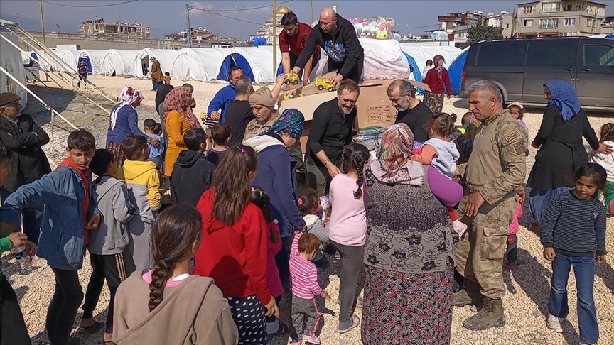Animasyonculardan Depremzede Çocuklara Oyuncak Hediyesi