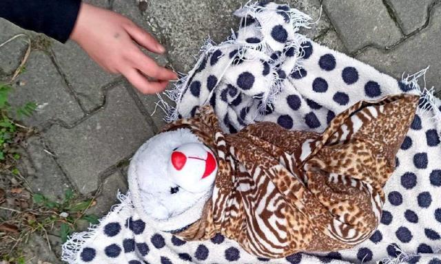 Dilenen kadının kucağındaki kundaktan oyuncak ayı çıktı