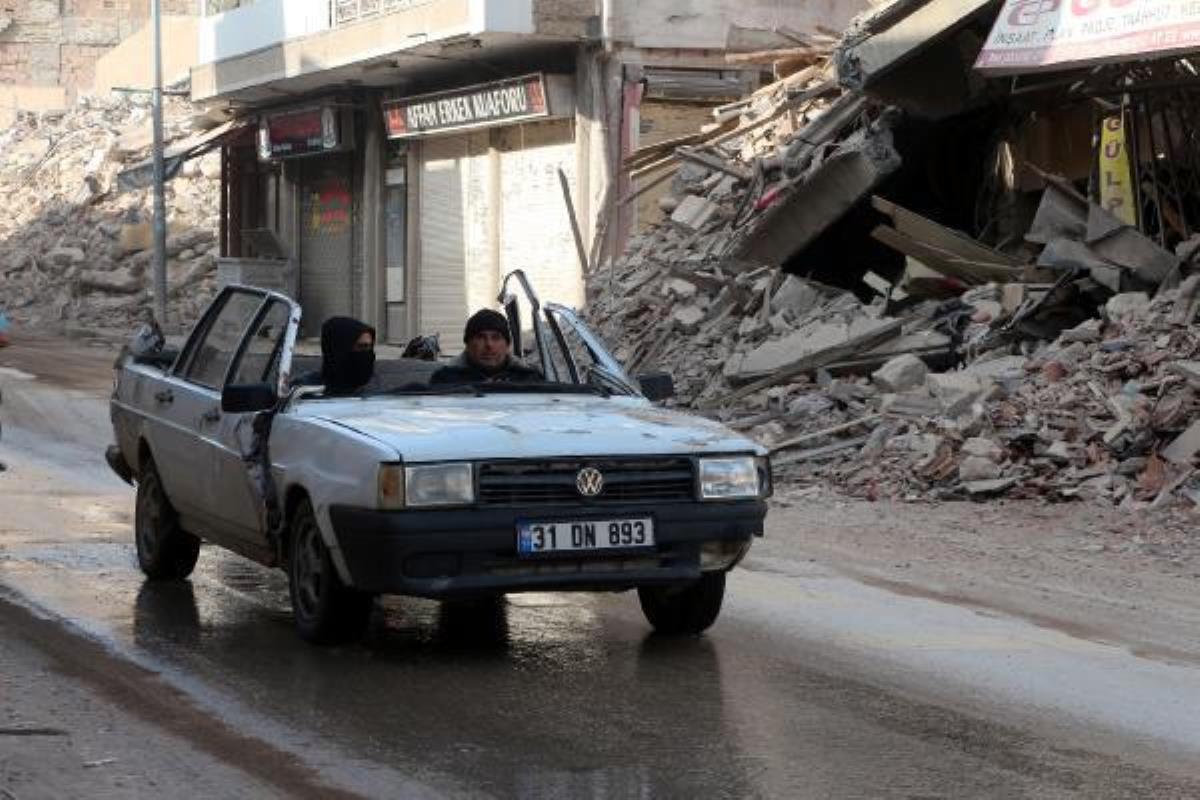 Otomobilini, tavanını kestirerek enkazdan çıkardı