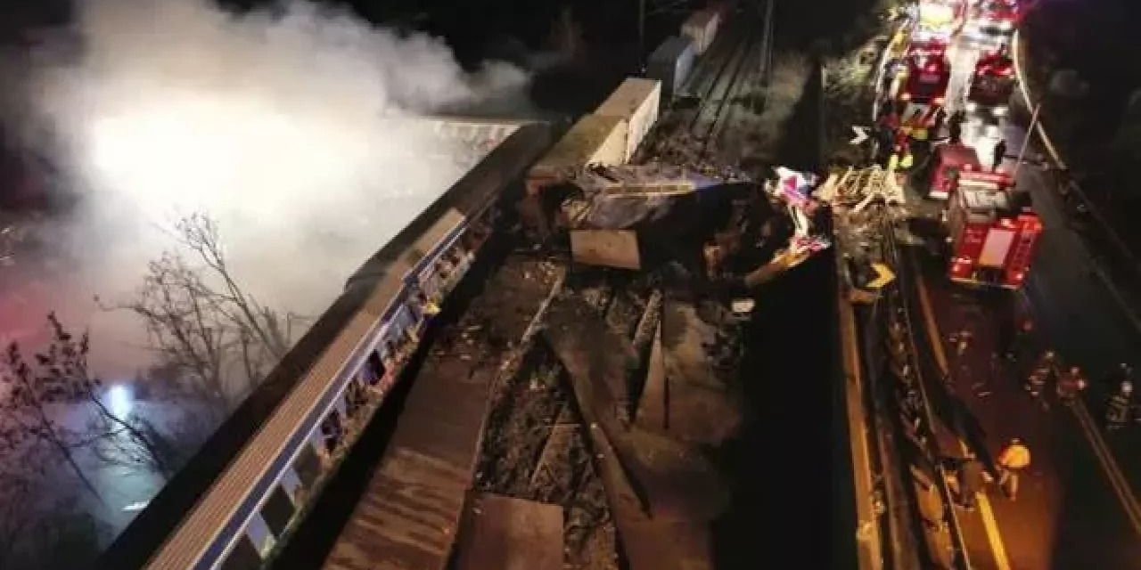 Yunanistan'da korkunç kaza! Yolcu treni ile yük treni çarpıştı! Onlarca kişi hayatını kaybetti!