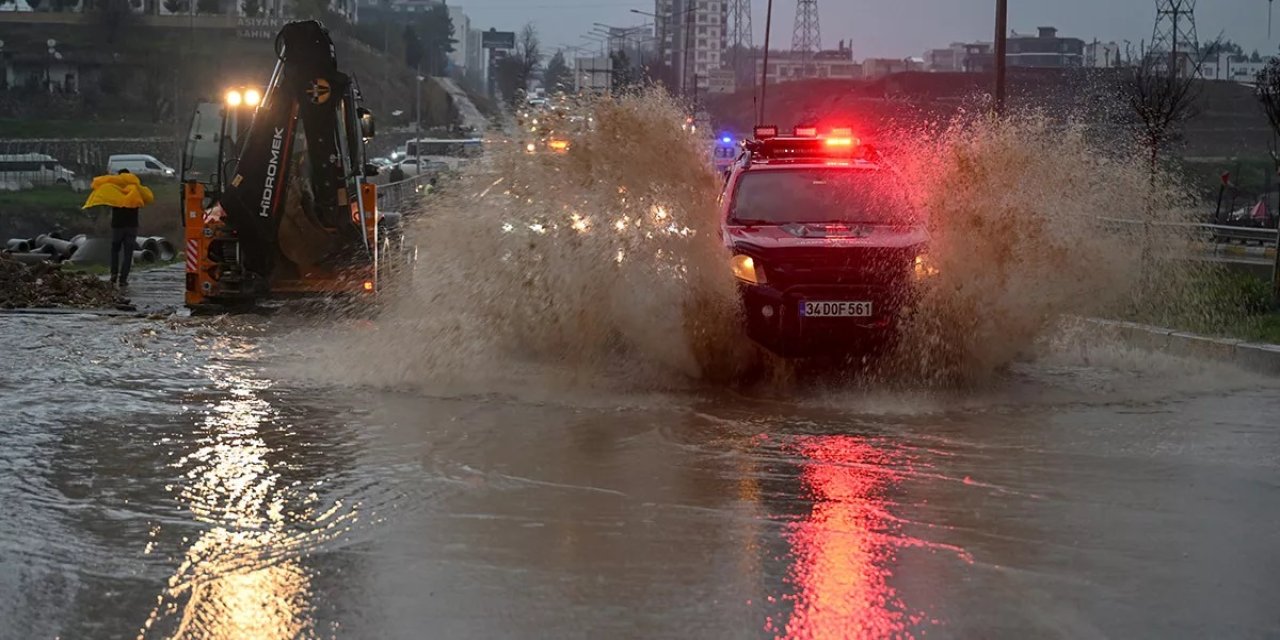 Depremin vurduğu Adıyaman'da sel felaketi! Konteyner suya kapıldı, 1 kişi hayatını kaybetti!
