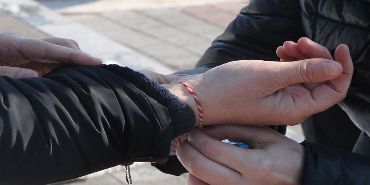 Bu gelenek zenginlik getiriyor! Bereket ve şans getiren Marteniçka hangi ay takılır, çıkarma zamanı geçti mi? Tutması için…