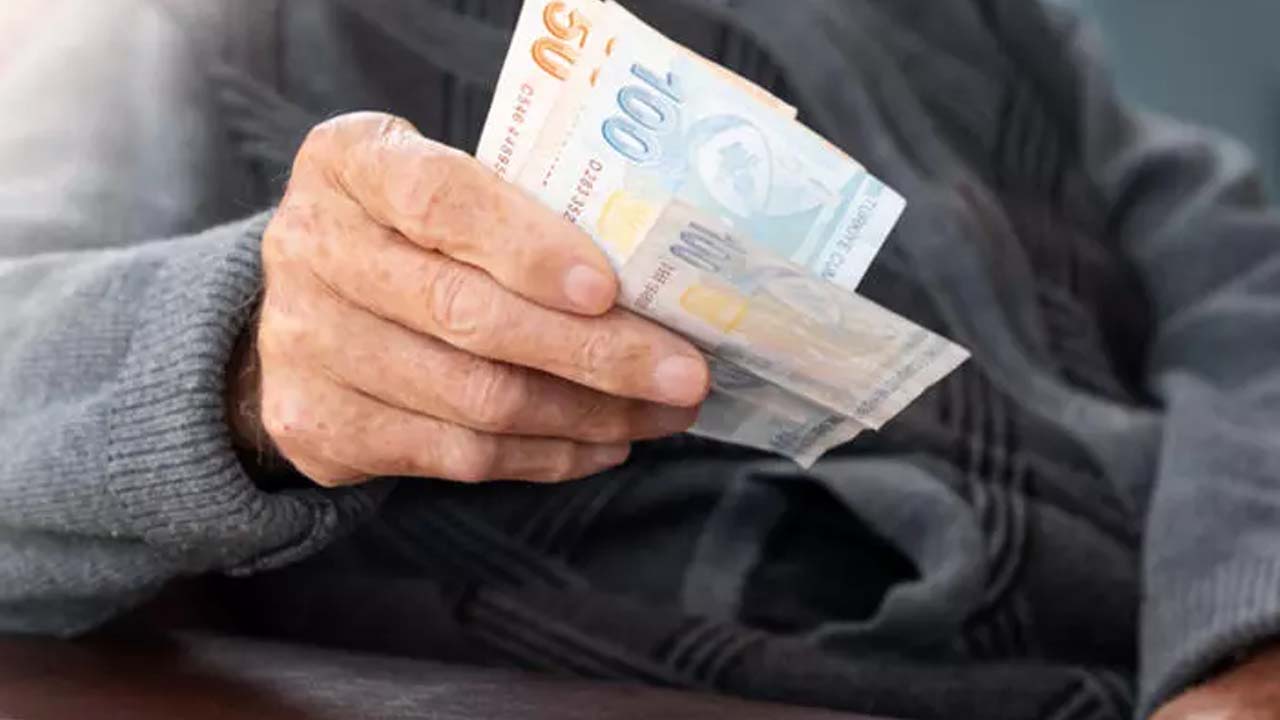 Maaşını Vakıfbank, Ziraat Bankası, Halkbank, Akbank, İş Bankası’ndan alan emekliler: Hesabınızı bu tarihte kontrol edin!
