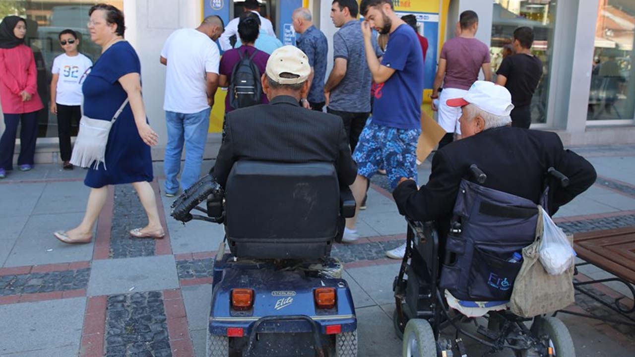 Aylıklar hesaplara yattı: Bakan vatandaşlara duyurdu! Hemen hesabınızı kontrol edin