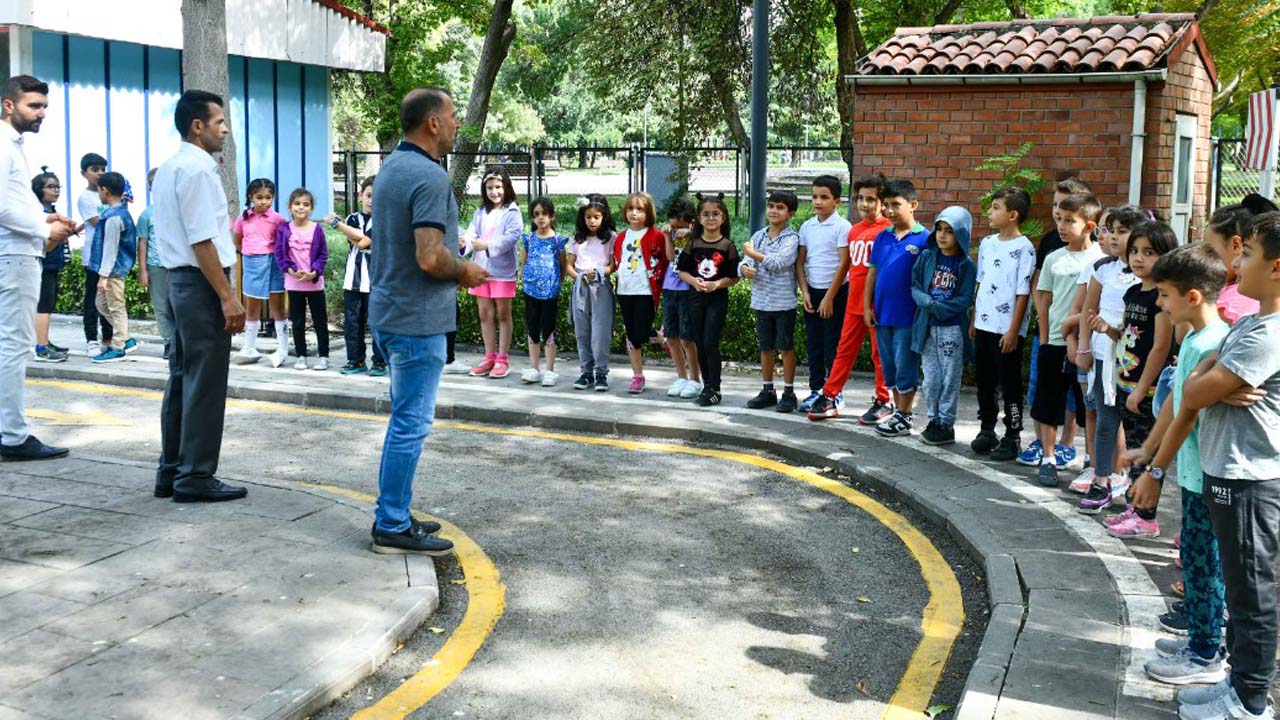 İlkokul öğrencileri için duyuruldu: 24 Nisan'da başlıyor!  Okullar, 09.00-12.00 ile 13.00-16.00 saatleri arasında…