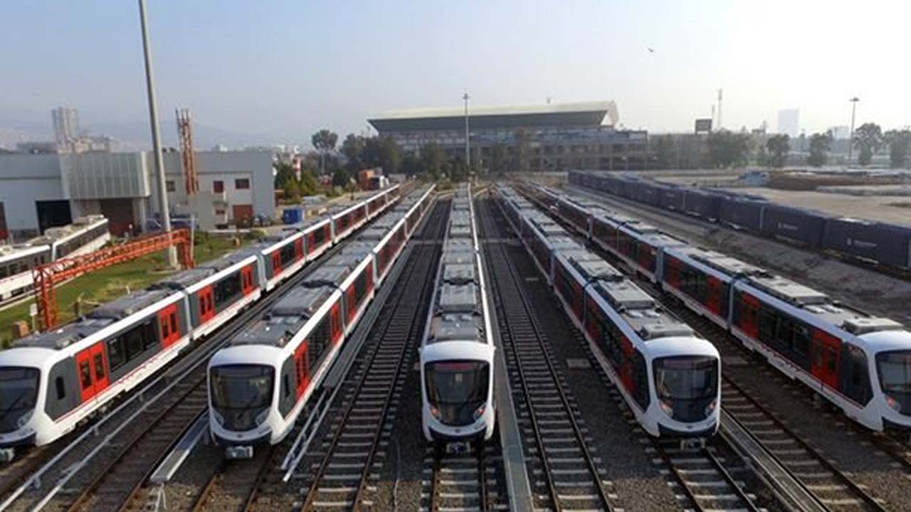 Bayramda İzmir Metrosunu kullanacak olanlar: 06.00 – 12.00 saatleri ¸ 12.00 – 20.00 saatleri , 20.00 – 00.20 saatleri arasında..